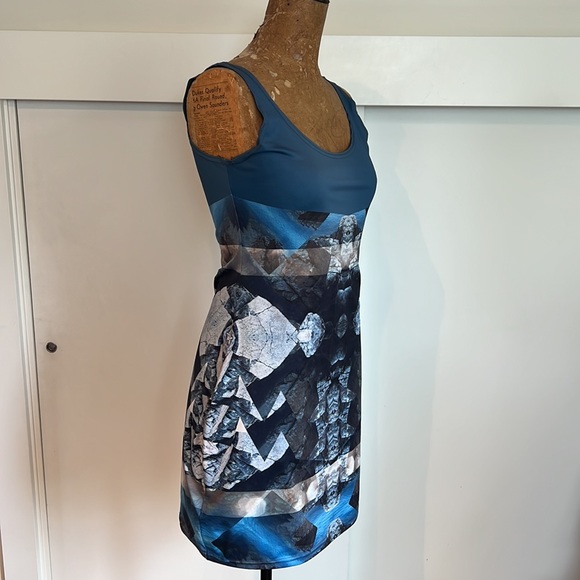 Geometric bodycon festival dress - breathable stretchy - Picture 2 of 9